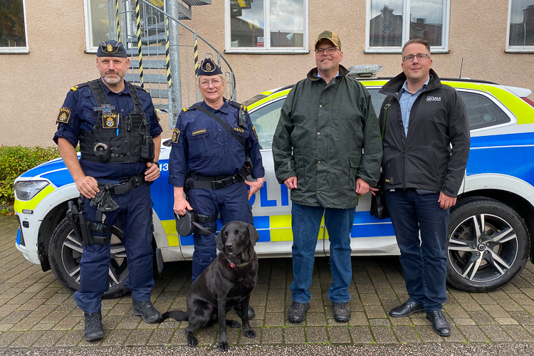 Polisen och representanter från Sala kommun inför narkotikasök på skolor i kommunen.